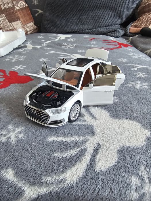 Macheta metalica Audi A8 marime 1:24 noua