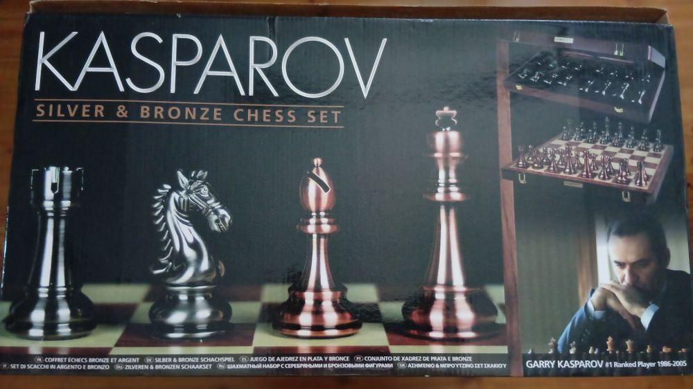 Шахматный набор под брендом Kasparov