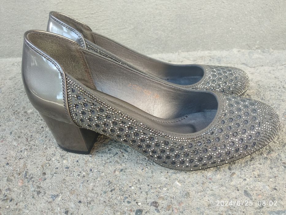 Yangi ayollar tuflilari sotiladi