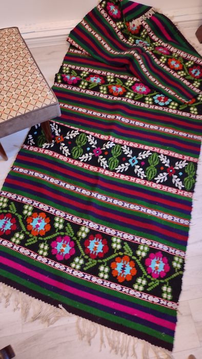 Covor tradițional tesut