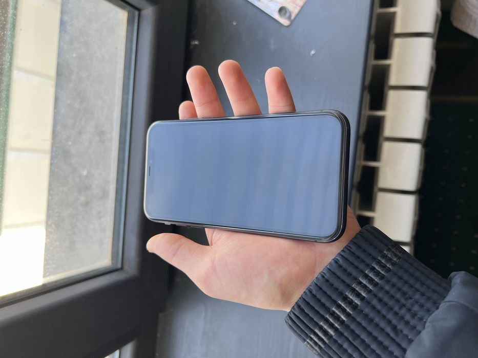 Iphone 11 holati yaxshi aybi ekranga qora soya bor