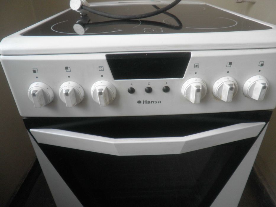 Продавам  готварска  печка  с  керамични  котлони  .