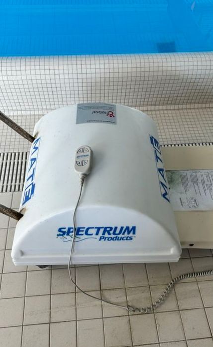 Мобилен лифт за басейн за рехабилитация