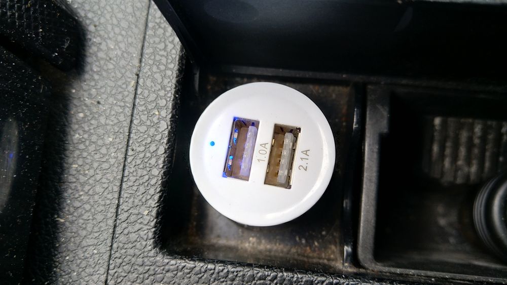 Încărcător auto  12-24 V  și cablu usb