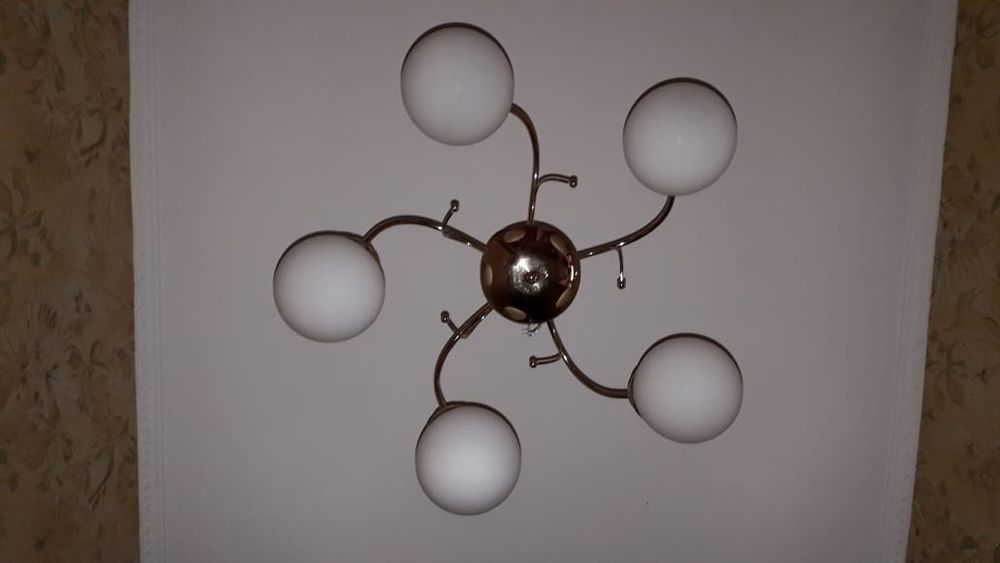 Продам красивую белую люстру