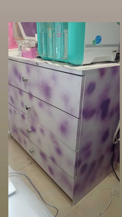 Бял скрин,използван за козметични процедури