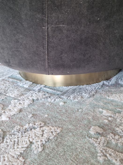 Vând fotoliu rotativ negru din catifea