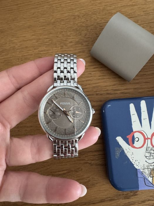 Часовника е С ЧИСТО НОВА сменена батерия.Дамски часовник fossil