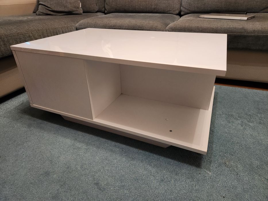 Бяла, стилна холна маса