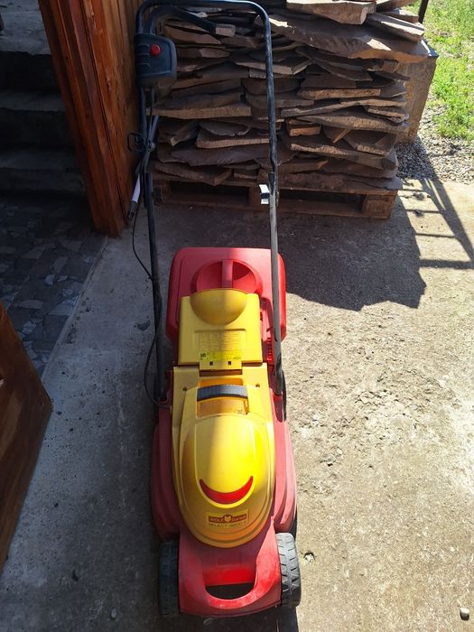 Vand  urgent masina tuns iarba pe curent