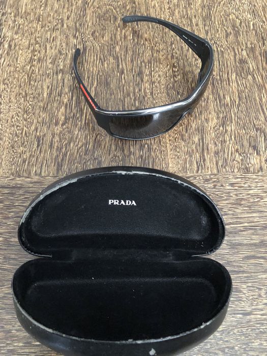 Солнцезащитные очки Prada