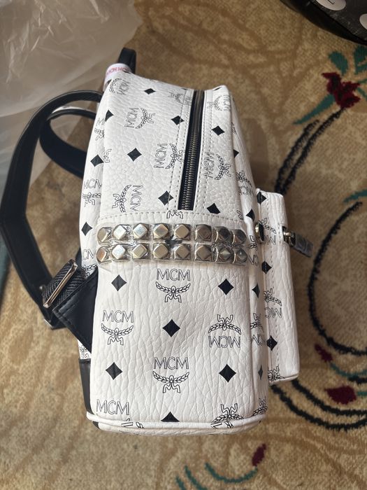 белый рюкзак mcm