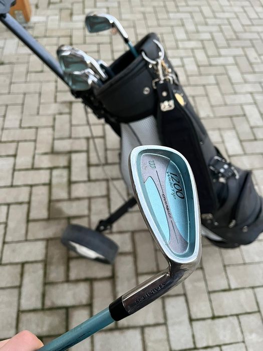 Vând crose golf de wilson cu geanta si pantofi speciali