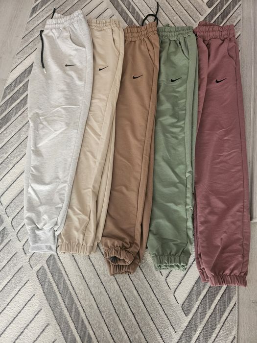 Налични дамски екипи и долнища