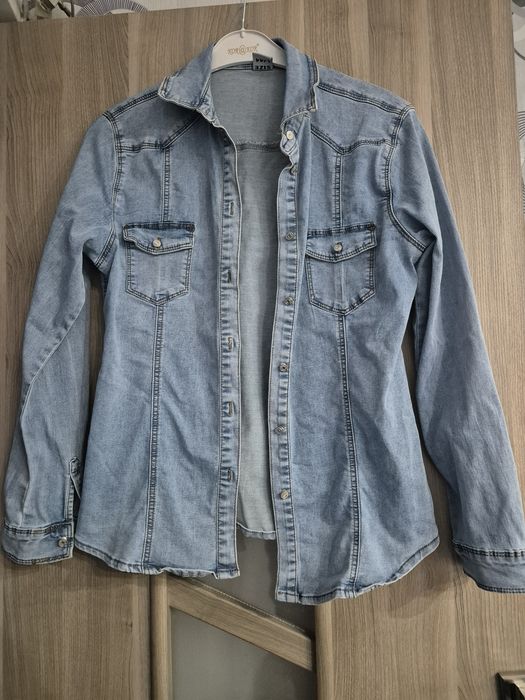 Cămașă blugii. Mărimea L preț 100 roni