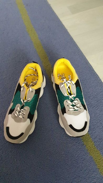 Цветни маратонки