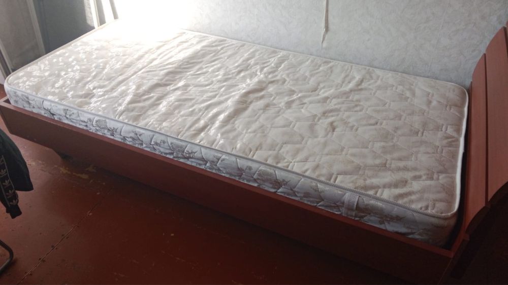 Односпальная кровать с матрасом