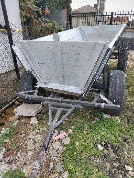 Căruță pentru turism sau tractor