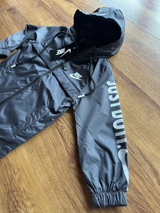 Детска сива ветровка Nike НЕПРОМОКАЕМА с надпис на ръкава
