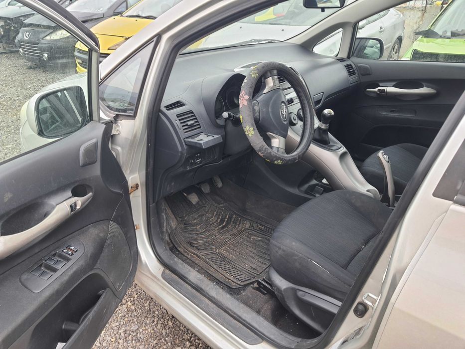 На части! Toyota Auris 2.0 D4D