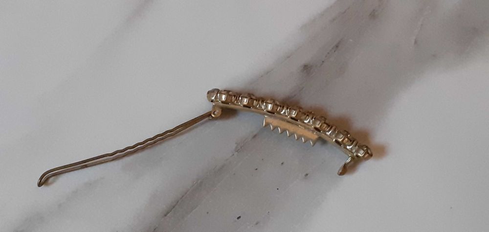 Бусы разнообразного стиля и заколка