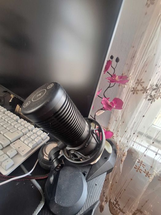 Компютър монитор и 3д принтер