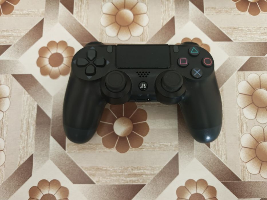 PS4 1TB със 3 игри и един джойстик