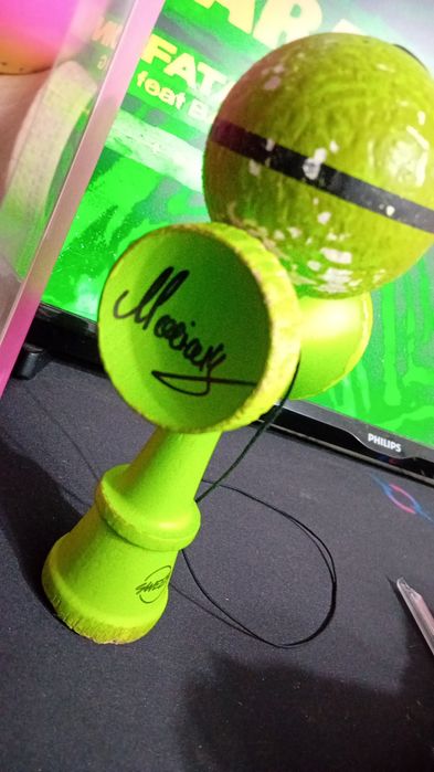 Kendama bisoi si sweets neon semnata de bisoi si mocioiu