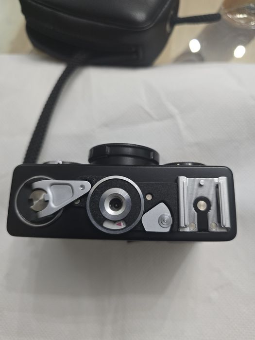 Продавам рядък филмов фотоапарат Rollei 35 SE (Made by Rollei Singapore) – Черен