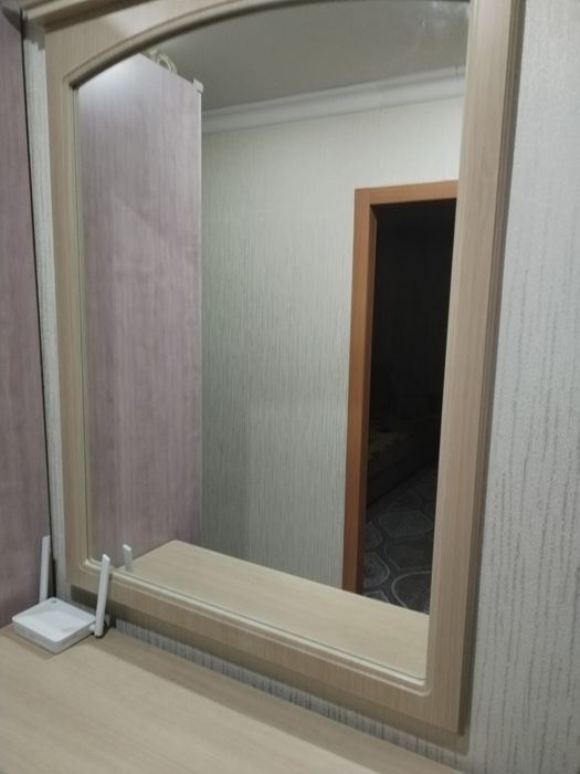 Продам  прихожий комод с зеркалам