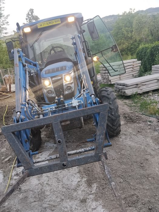 Vând tractor solis