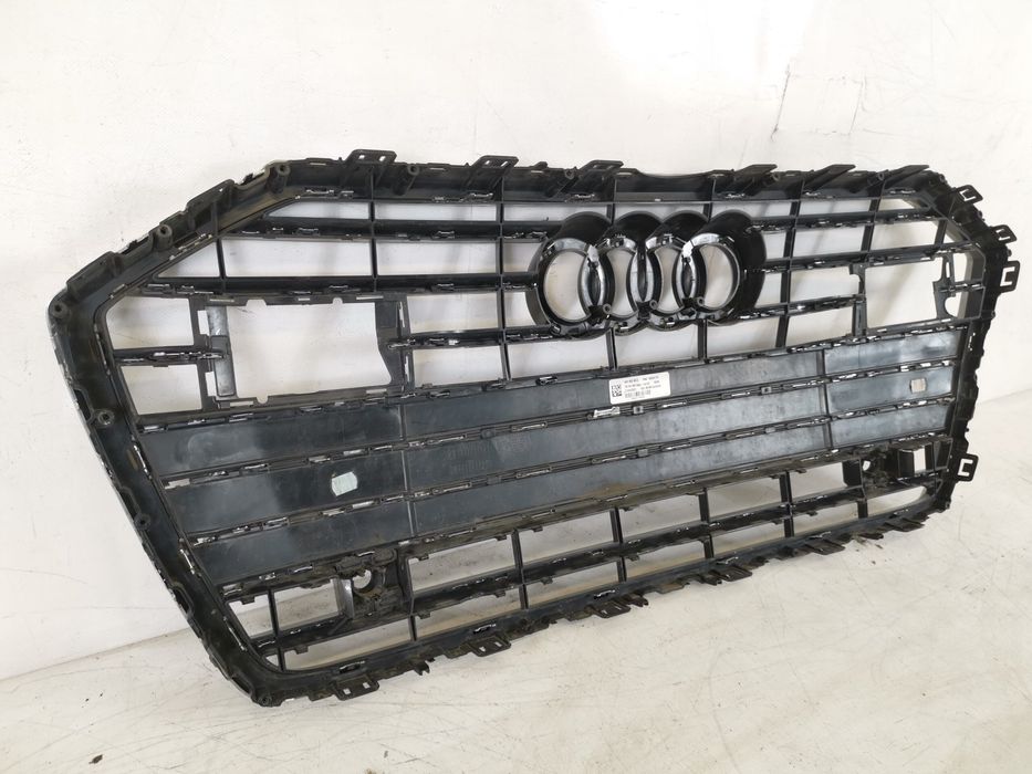 Централна решетка Ауди А6 С8 / Audi A6 C8 Оригинална и в добро състоян