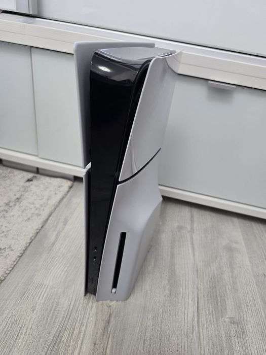 Vând Playstation 5 slim + 5 jocuri