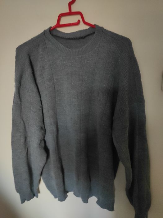 Pulovere, jersee, mărimi diferite, modele diferite, culori diferite.