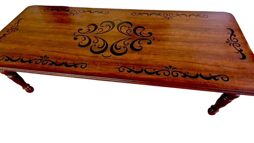 Большой деревянный стол