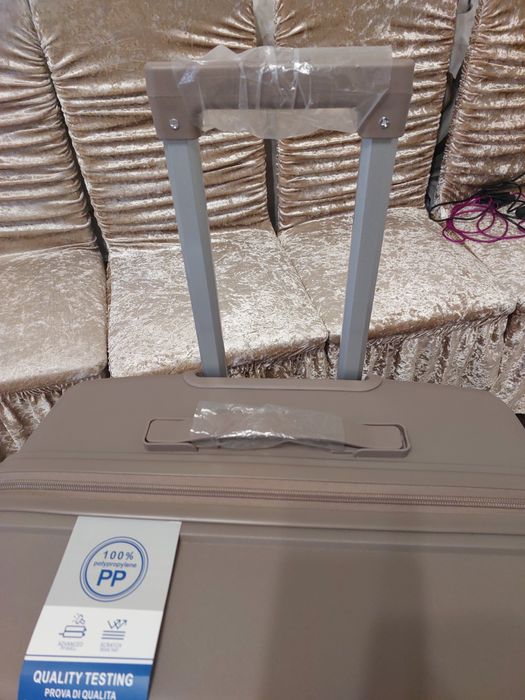 Продам чемодан абсолютно новый