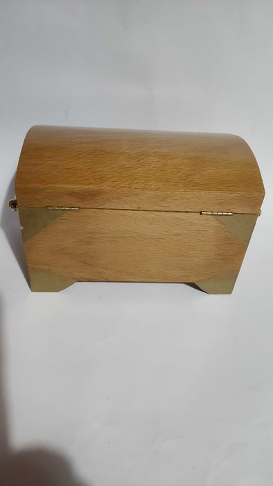 Дървено сандъче с облицовка и метален обков