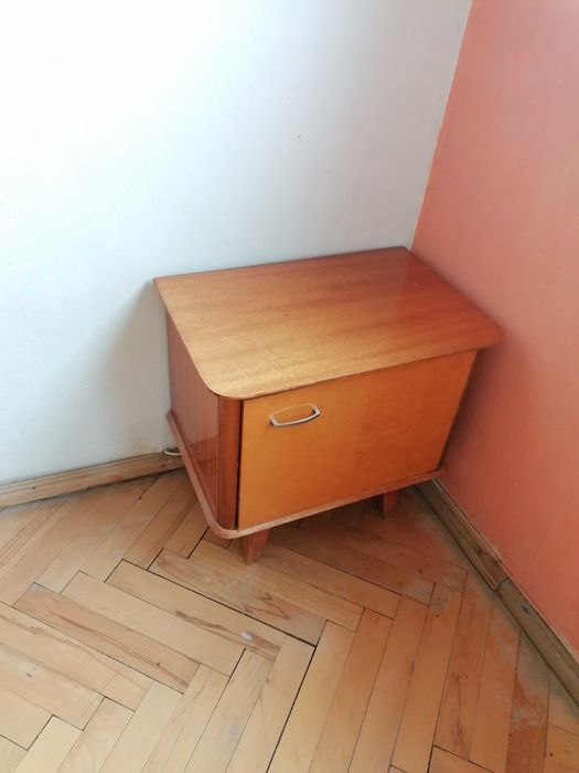 Продавам спалня с гардероб, тоалетка и две нощни шкафчета