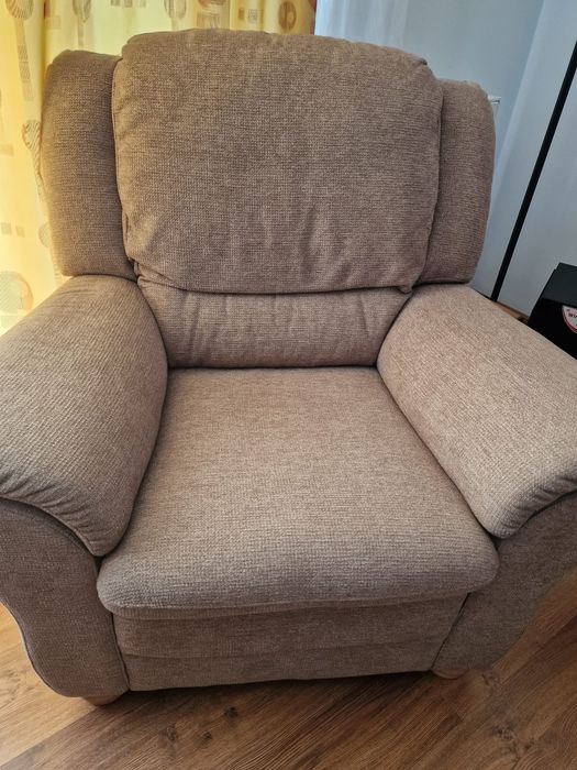 Vand  canapea extensibila si fotolii in stare foarte buna