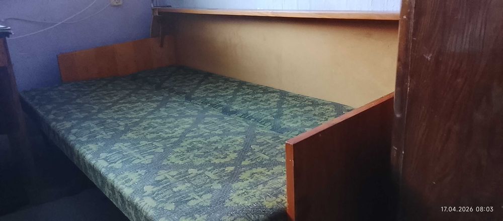 Подарявам диван.