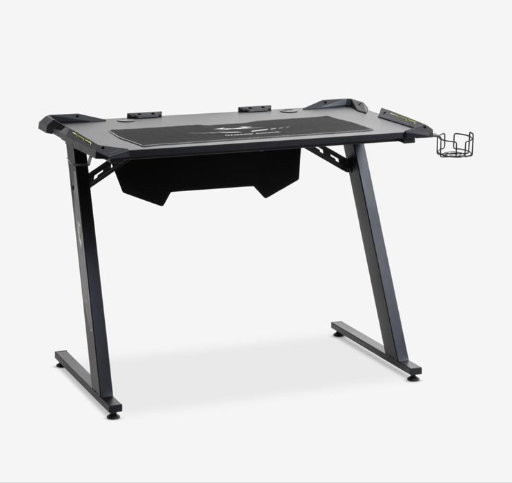 Gaming desk/Геймърско бюро с LED подсветка и поставка за чаши