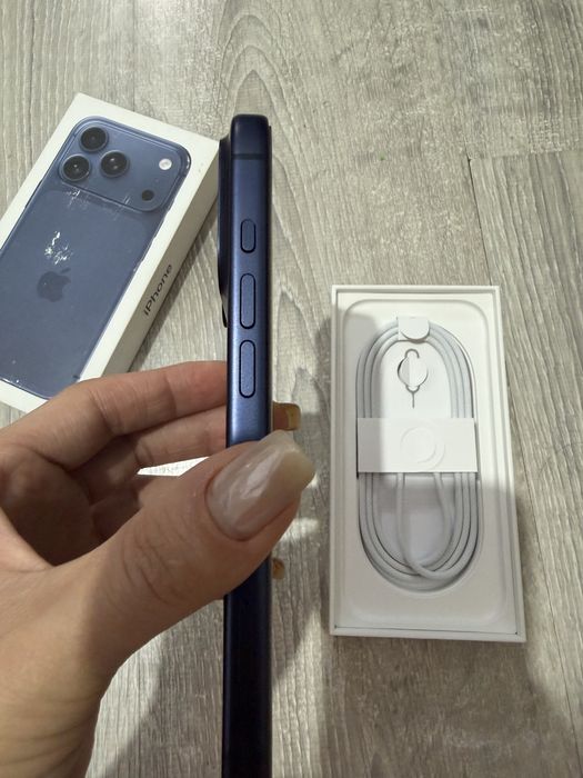 Продам iphone 17 pro blue 256 gb