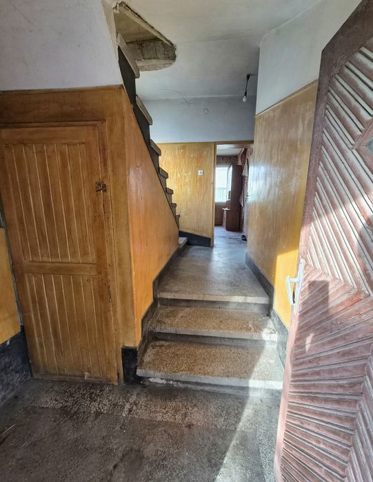 Къща с двор 886 кв. м. в гр. Костинброд