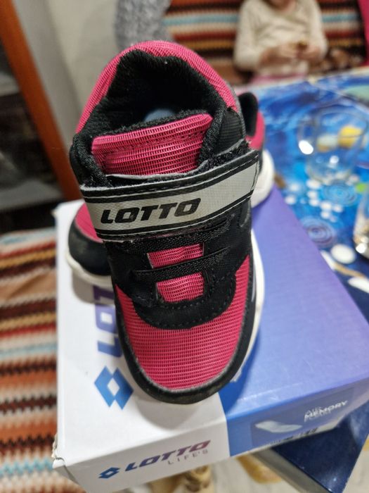 Vand adidasi de fetite