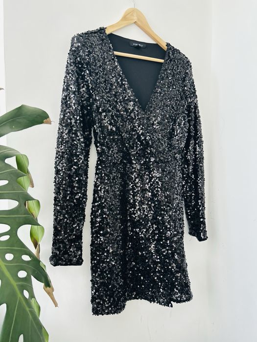 Черна рокля с паети