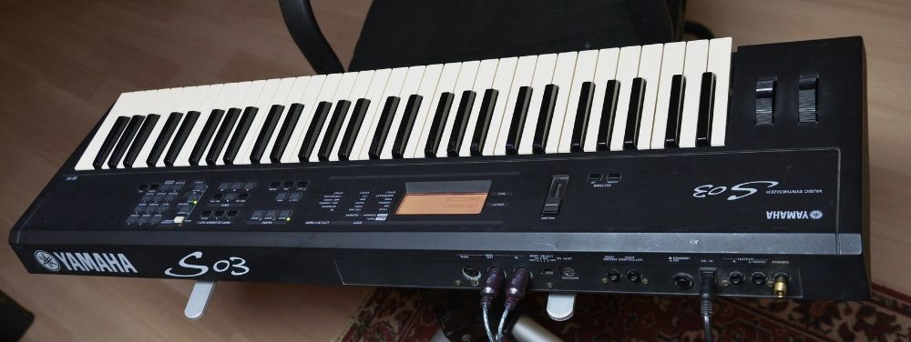синтезатор YAMAHA S 03