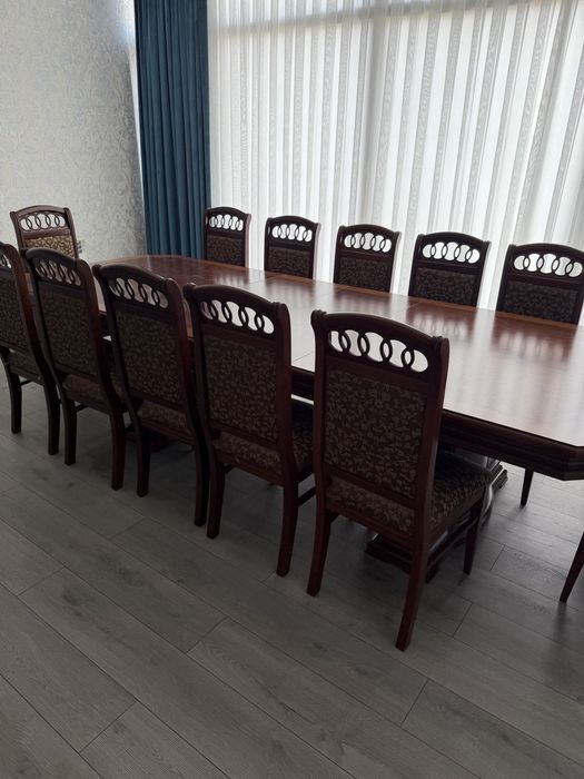 "Eʼtiqod"mebeli.Mehmonxona uchun. 12 ta stuli bor.Holati yaxshi