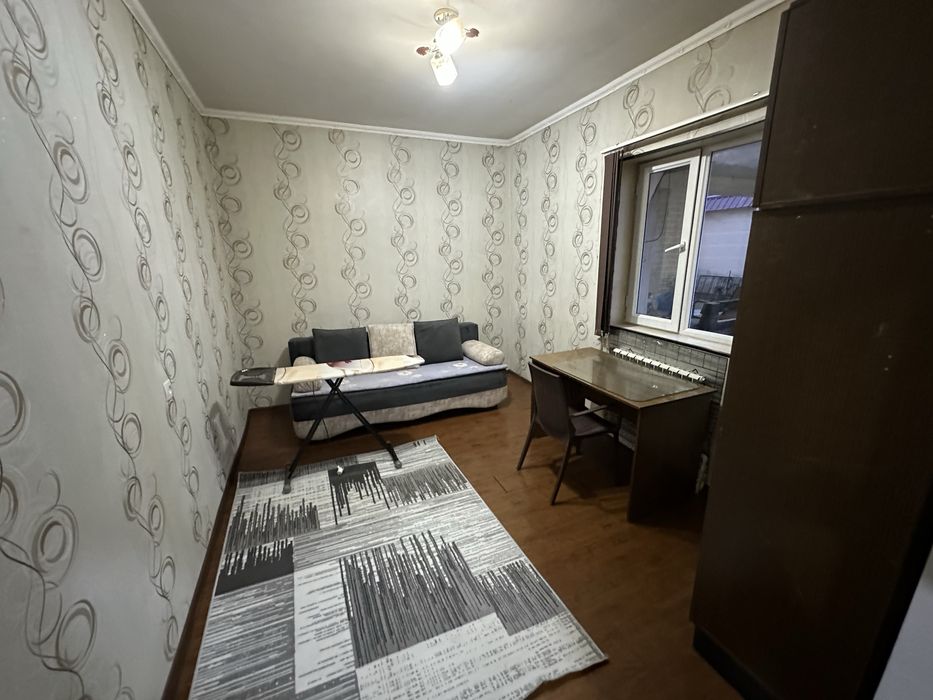 Сзади Рисового базара, мебель и техника, парковка