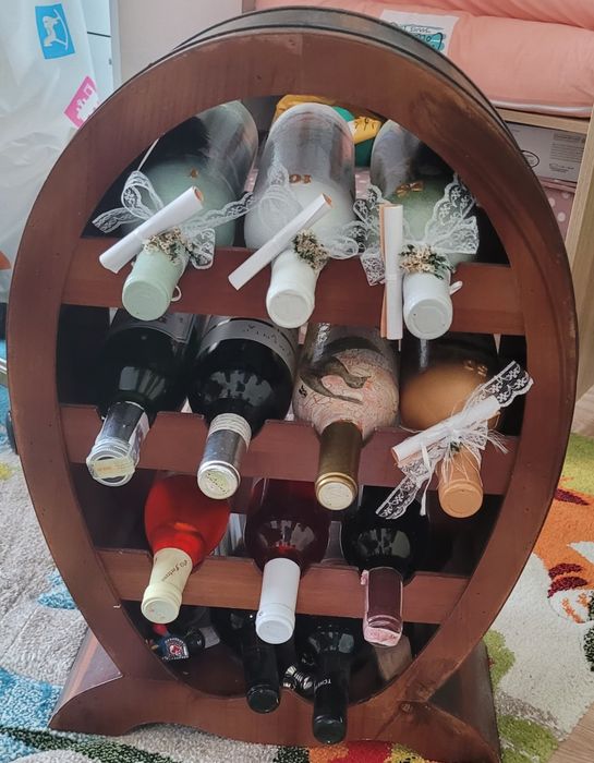 Продавам стойка за вино