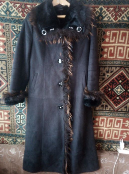 Пальто зимнее, женское. Утеплённые, цвет чёрный, размер 48-50.
